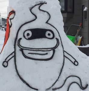 お店の横の雪像に妖怪ウォッチ　ウィスパー書いてみました！